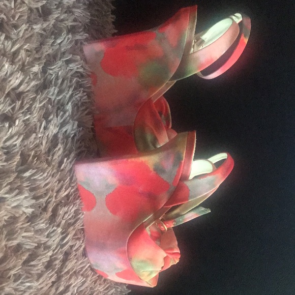 Alice + Olivia by Stacey  bendet Ilisa Watercolor-Print Wedge Sandal - Picture 4 of 8